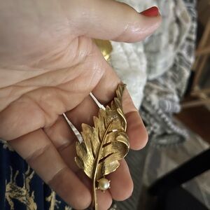 ❤️5  for $15 Lee Co. vintage Gold Leaf Brooch